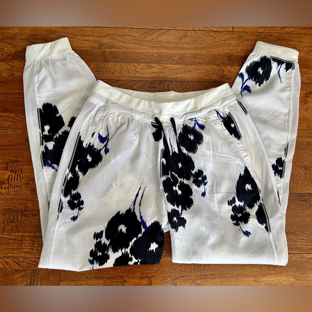 NWOT Saucony wind pants